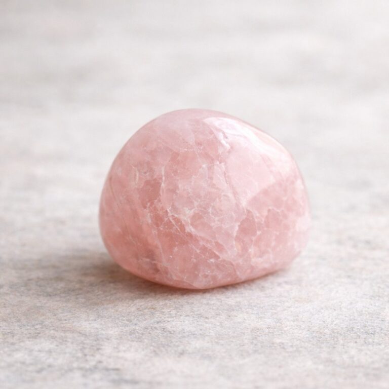 Rose Quartz — Meaning, Symbolism, and How People Commonly Work with This Crystal in Daily Life